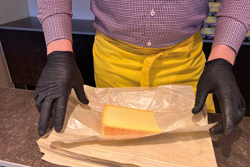 Münstermarkt: Der Käse vom Ringlihof wird frisch verpackt. Copyright: FWTM Schneider