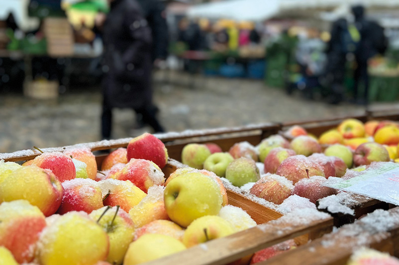 Münstermarkt: Schnee auf den Äpfeln.